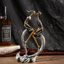 Load image into Gallery viewer, Romantic Kissing Figurine