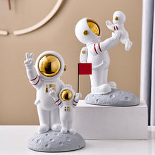 Load image into Gallery viewer, Astronaut Family Statues
