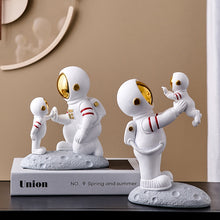 Load image into Gallery viewer, Astronaut Family Statues
