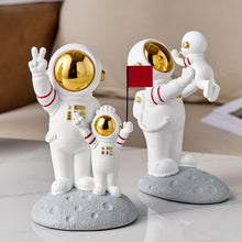 Load image into Gallery viewer, Astronaut Family Statues
